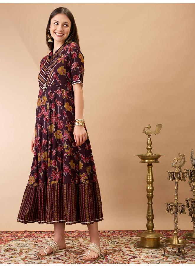 جلو باص فستان ماكسي نسائي بطبعة زهور بياقة ماندرين ودانتيل جوتا بخصر واسع وحافة متدرجة - Image 3